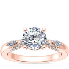 Anillo de compromiso con diamantes de talla marquesa en los lados en oro rosado de 14 k (1/4 qt. total)